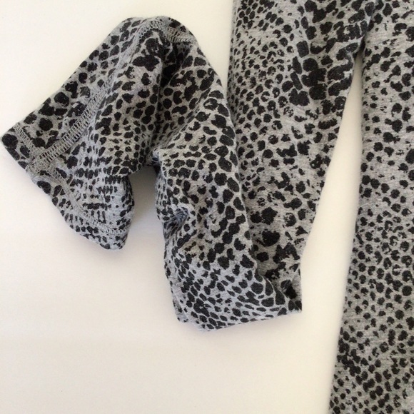 LULULEMON BETWEEN THE LINES LONG SLEEVE TOP SIZE 8 - Picture 13 of 13